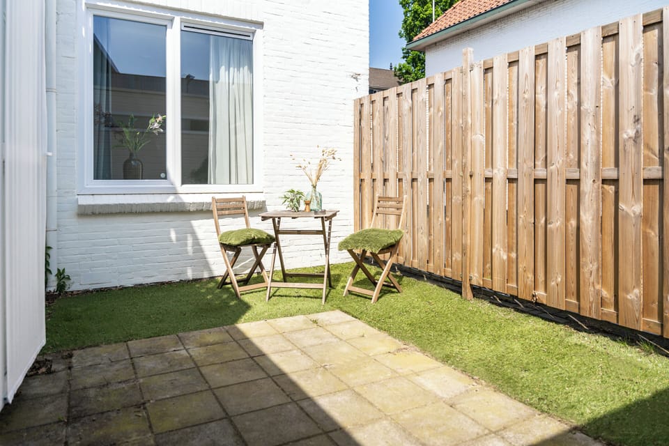 Private fenced garden – enjoy the outdoors in your own space.
Patio with table and chairs, perfect for breakfast, coffee, or a quiet evening drink.