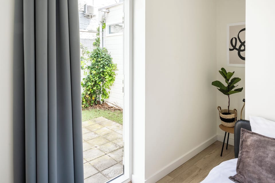Clean, bright, and inviting – Bed en Koffie comfort in every detail.
A calm retreat for guests who value style, rest, and relaxation in Eindhoven.