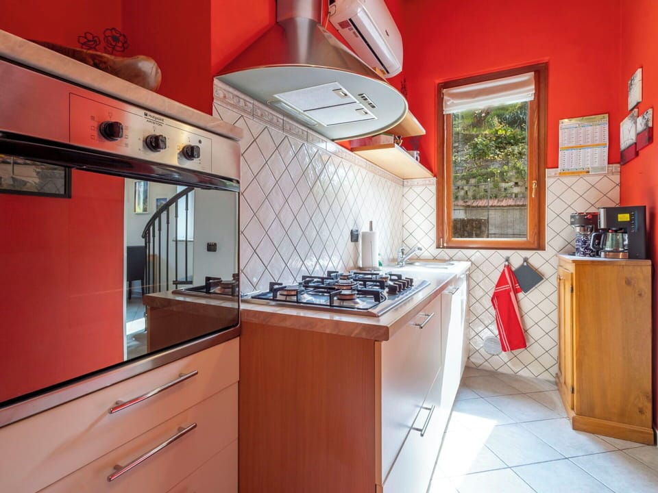 Kitchen, Kitchen Appliance, Major Appliance, Countertop, Kitchen Stove, Wood, Flooring, Interior Design, Home Appliance, Gas Stove