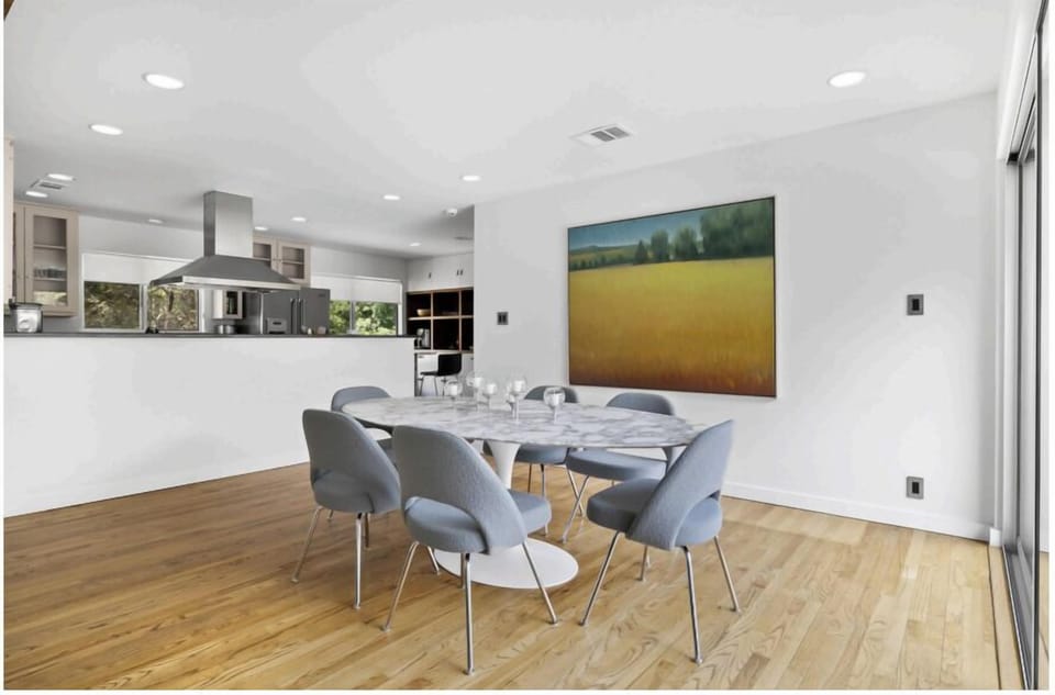 Dining Room - Seats 6
