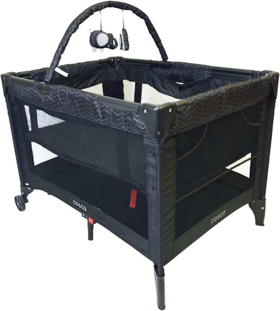 Parc\Lit pour bébé sur place - Disponible en tout temps (Situé près de la salle de lavage au rez-de-chaussé)