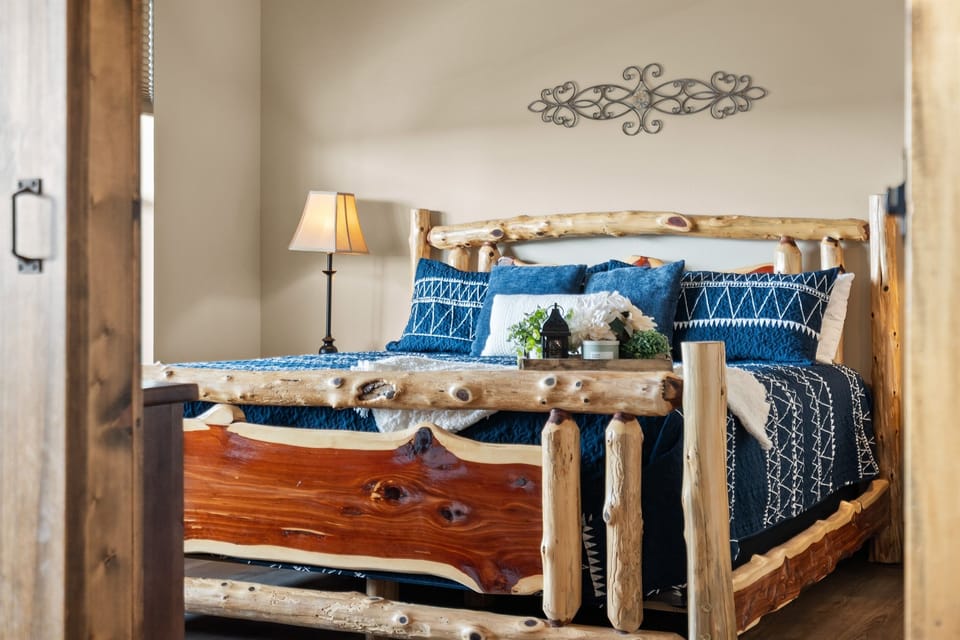 Main level king bedroom with en suite 