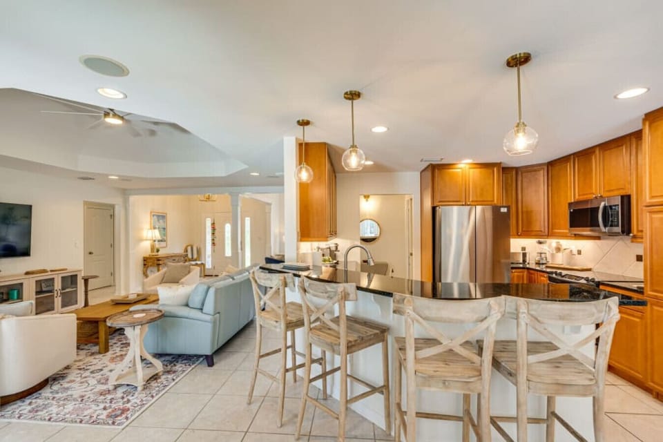 Kitchen & Living Area | Granite Breakfast Bar, Pendant Lighting