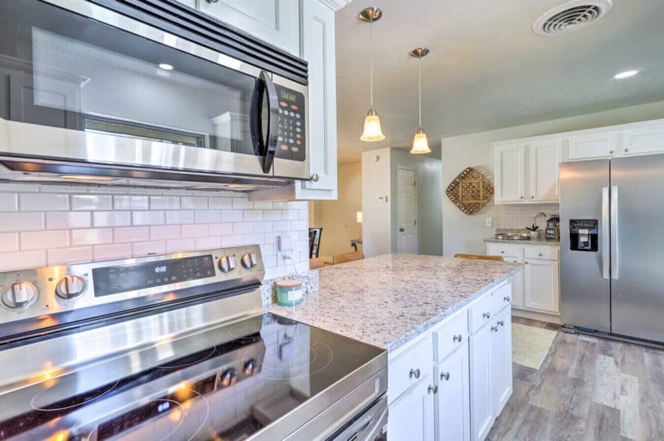 Kitchen | Granite Counters & Stainless Appliances