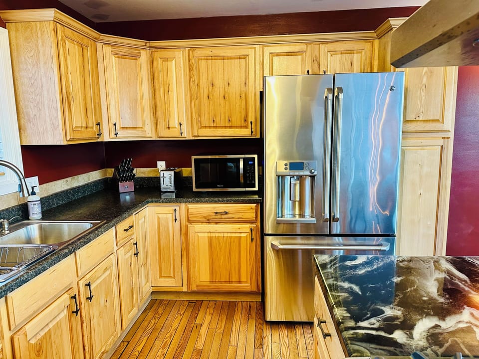 Well-stocked  gourmet kitchen (blender, toaster, Keurig coffee station)