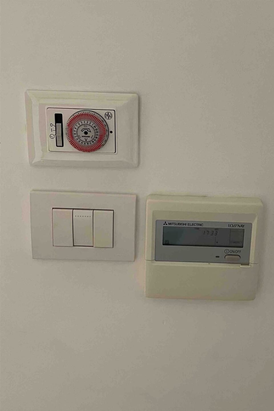 Thermostat for cooling and heating