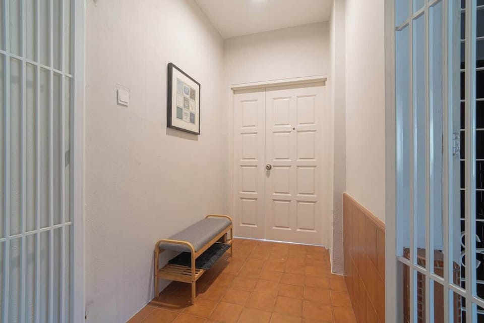 Main entrance with a bench.