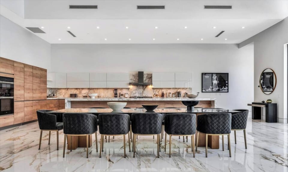 Dining area and kitchen. (Villa 5)