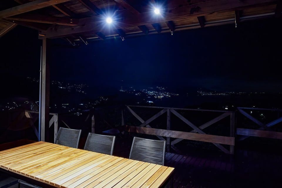 ★ウッドデッキ全体(夜)室内から外(海の景色に向かって).jpg