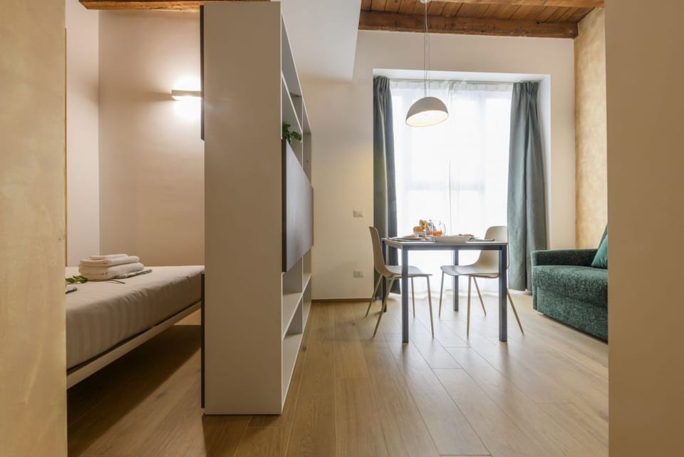 Cesariano, 11 - Stay in Vibrant Cesariano Street Apartment in Milan