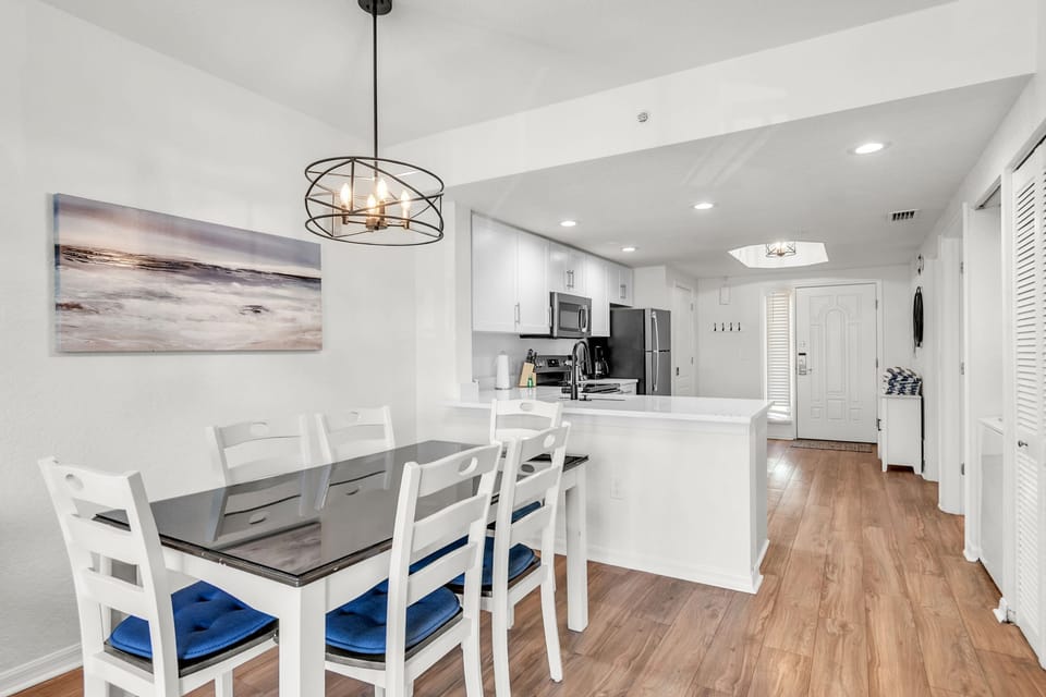 Dining/Kitchen Area