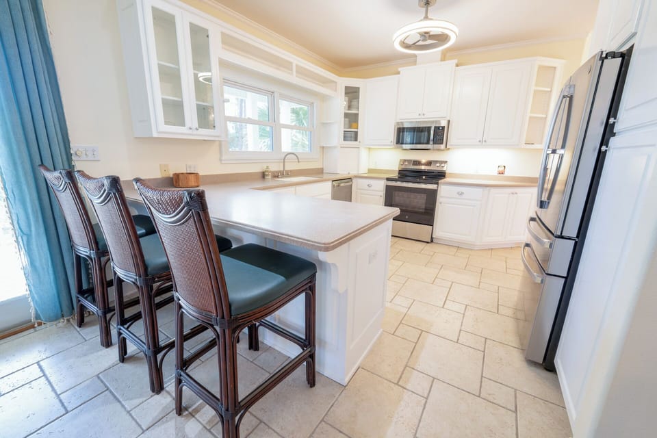 Well-equipped kitchen w/ stainless steel appliances and breakfast bar