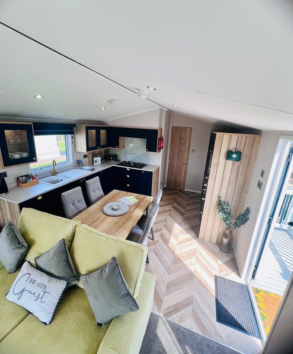 Entrance, Kitchen & Dining Table