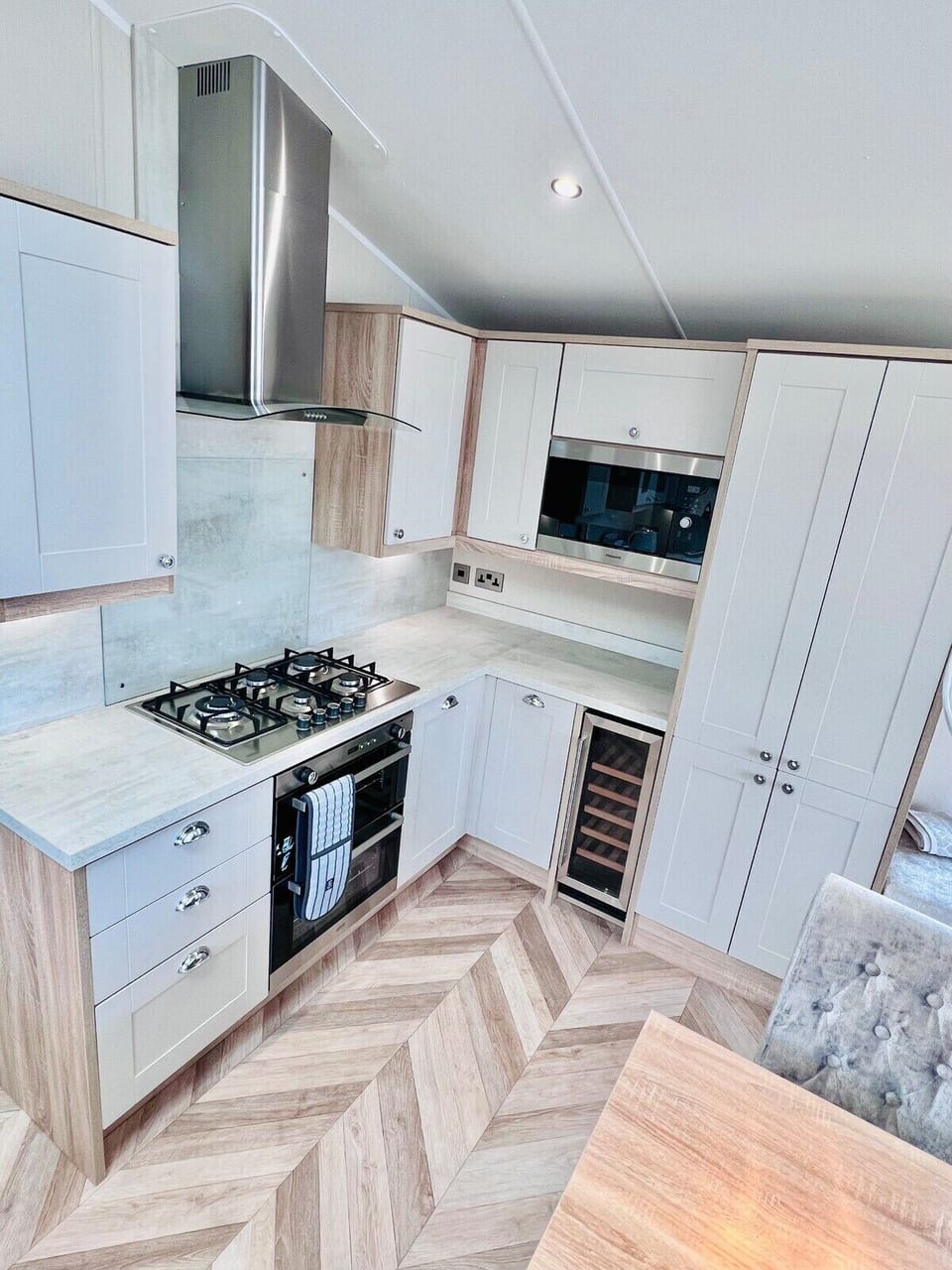 Kitchen : wine cooler, microwave, oven, hob top