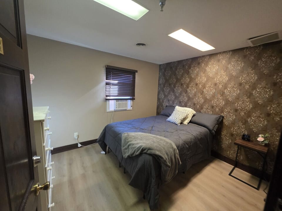 Bedroom 2 - king bed or two twin option
