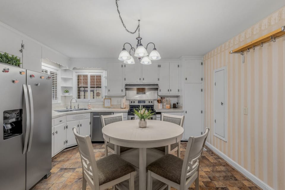 Kitchen Nook | Round Dining Table & Bright Layout
