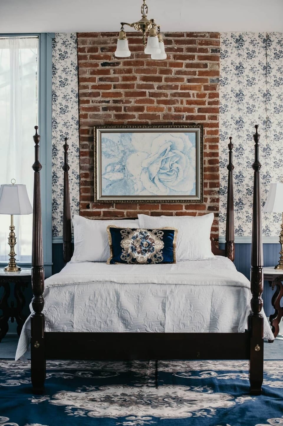 Queen size bed in bedroom 
