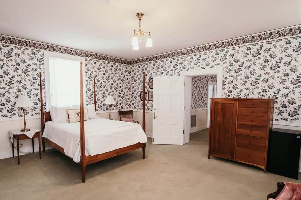 Bedroom. Able to rent the conjoining room Sarah, with door separation and locks 
