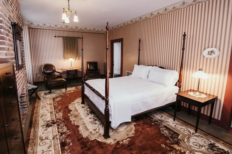 Queen bed, sitting area, private entrance to balcony 