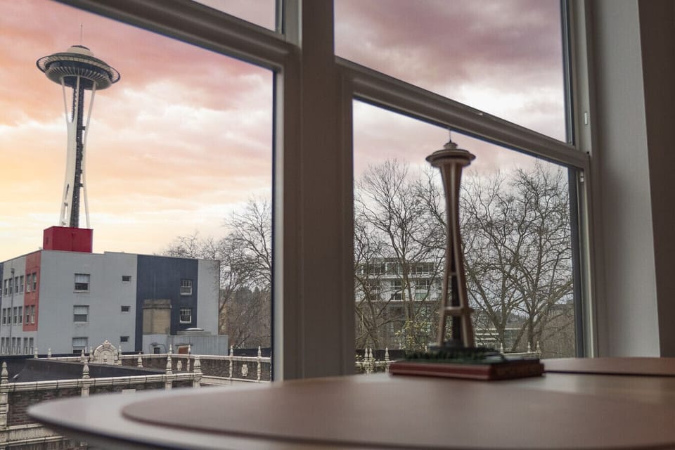You don`t even need to leave the apartment to take in the iconic Seattle skyline.