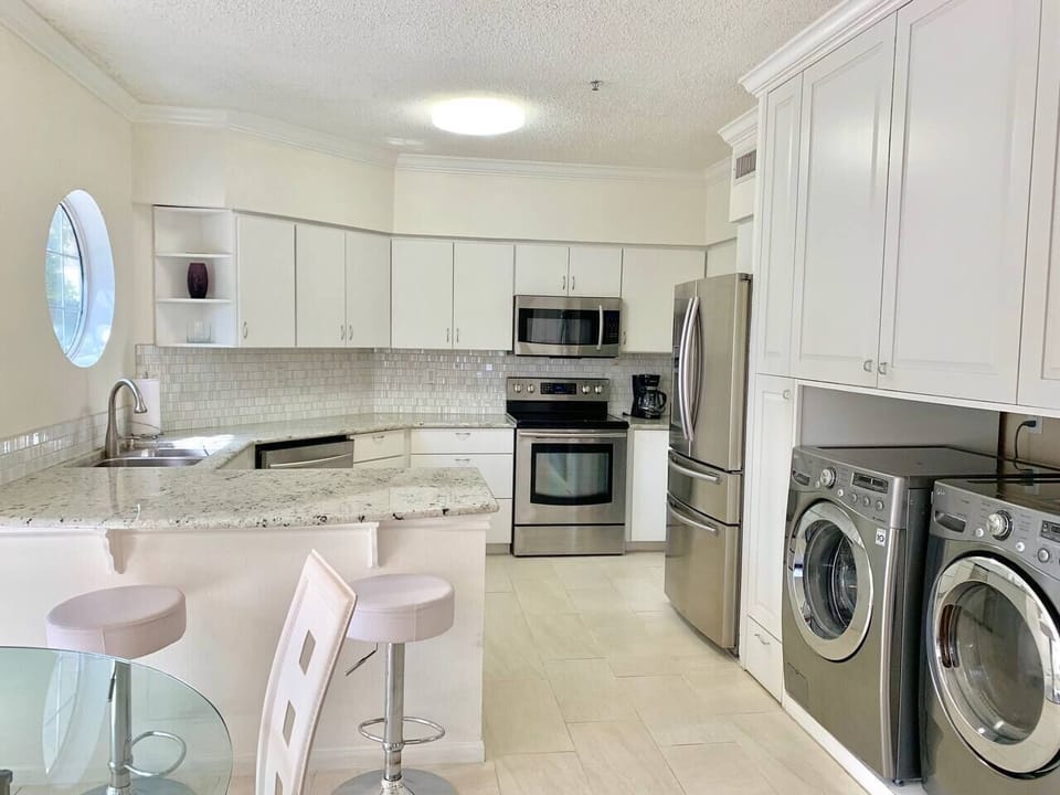 Full Size Washer & Dryer + Spacious & Fully Equipped Kitchen w/Granite Counters