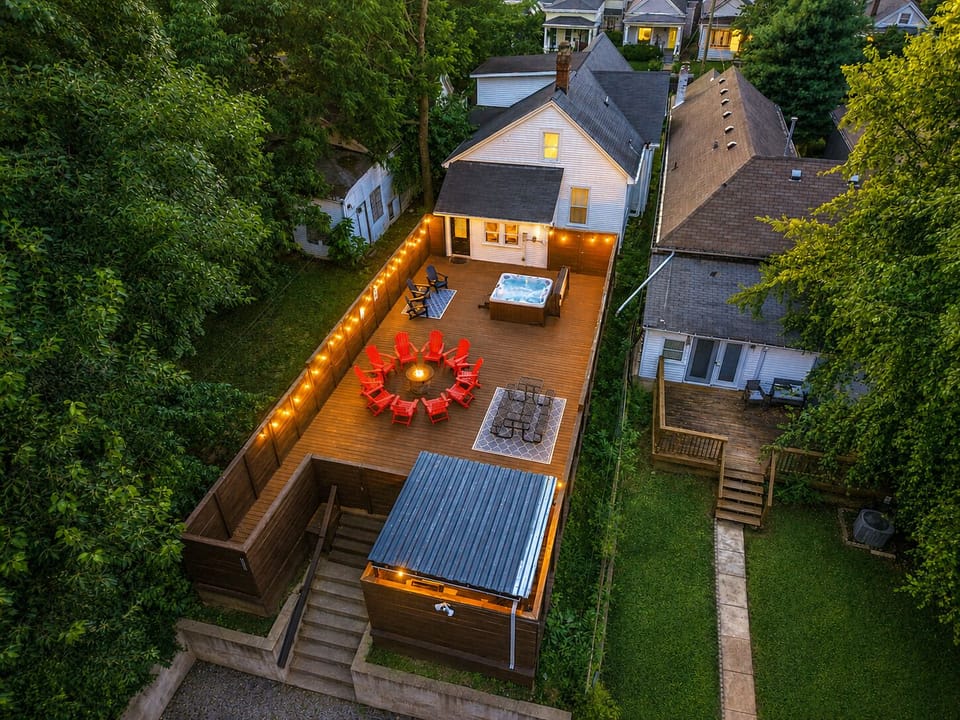 Private treetop deck with hot tub, fire pit, dining & string lights