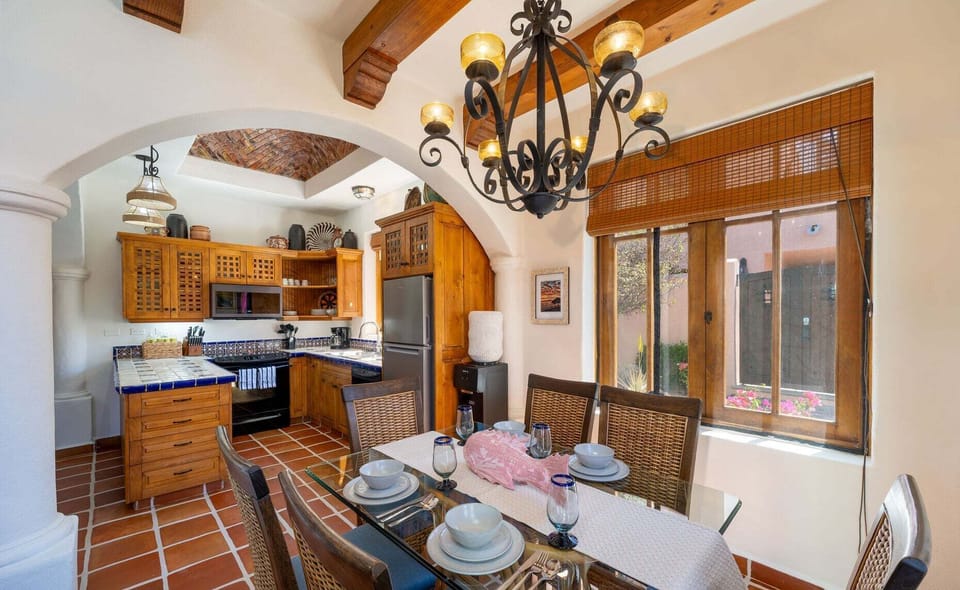 Kitchen / living room / 4 seatter dinning room