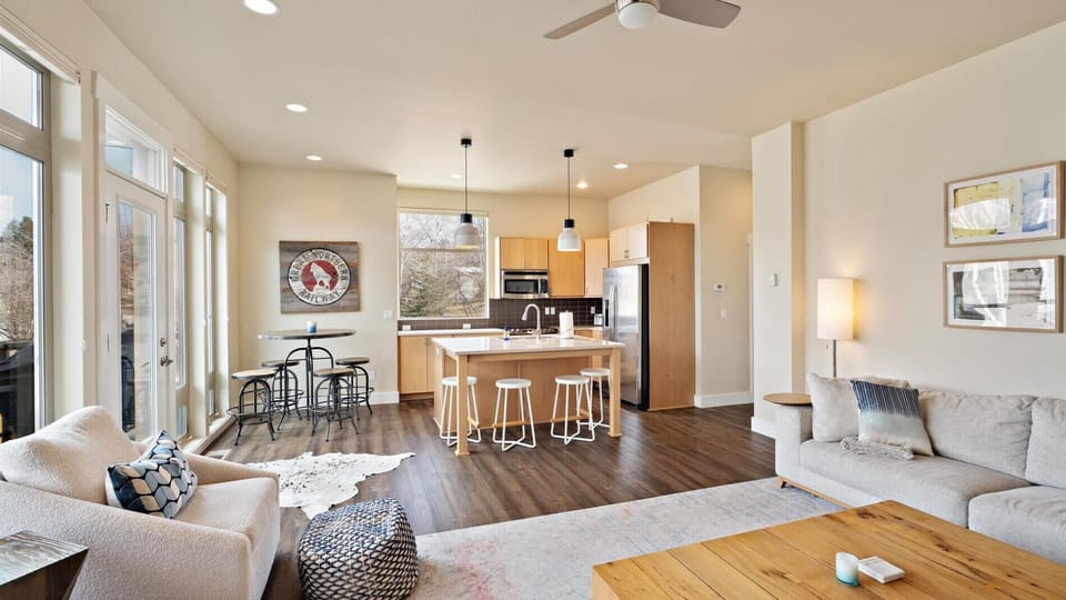 Lakefront City Beach Retreat  On Whitefish Lake (9436)