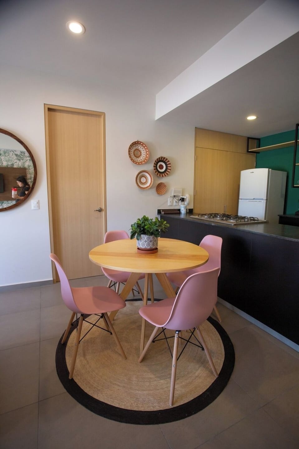 Comedor para 4 personas, cocina y área de lavado