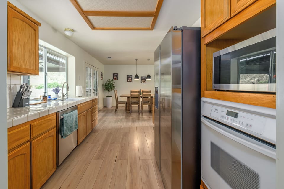 Full knife set, microwave, oven, and dishwasher. Water dispenser on the fridge.