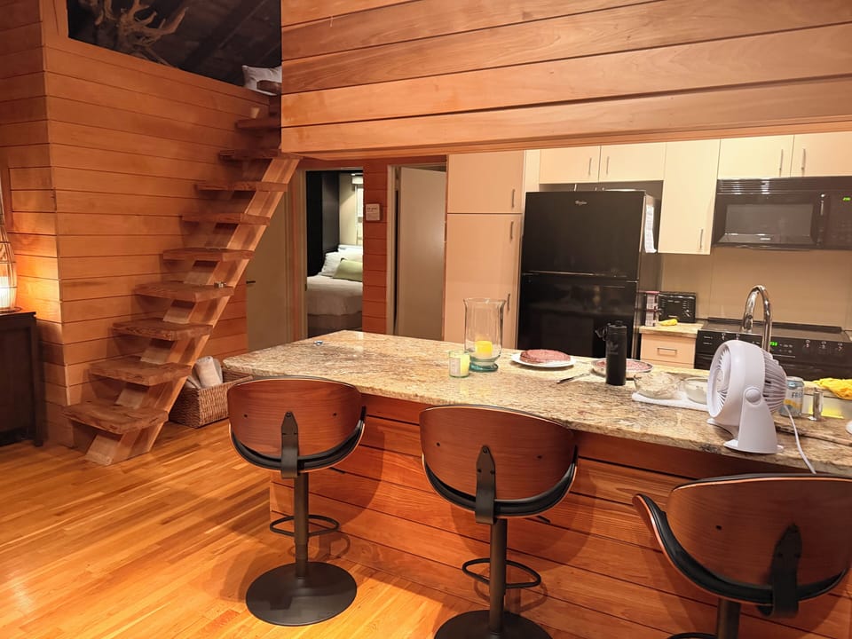Kitchen, 3 stool counter, loft stairs 