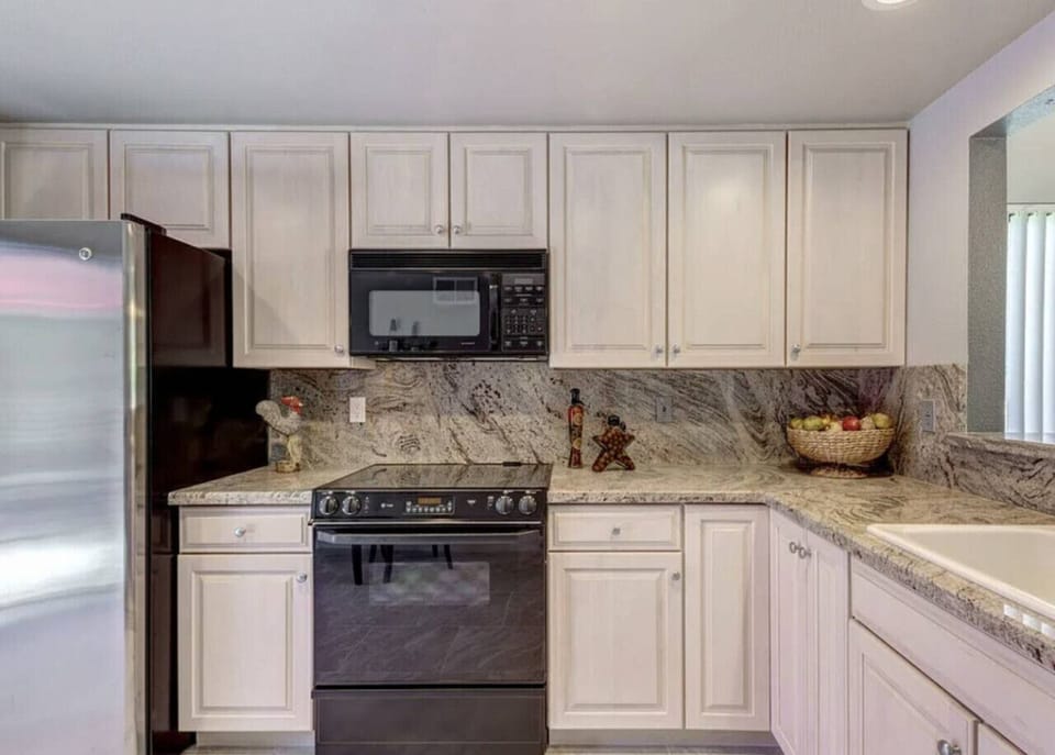 Fully stocked chef`s kitchen