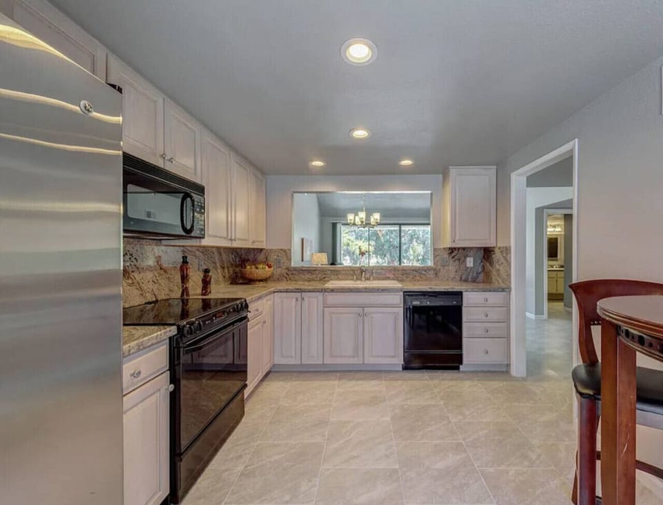 Kitchen and coffee bar