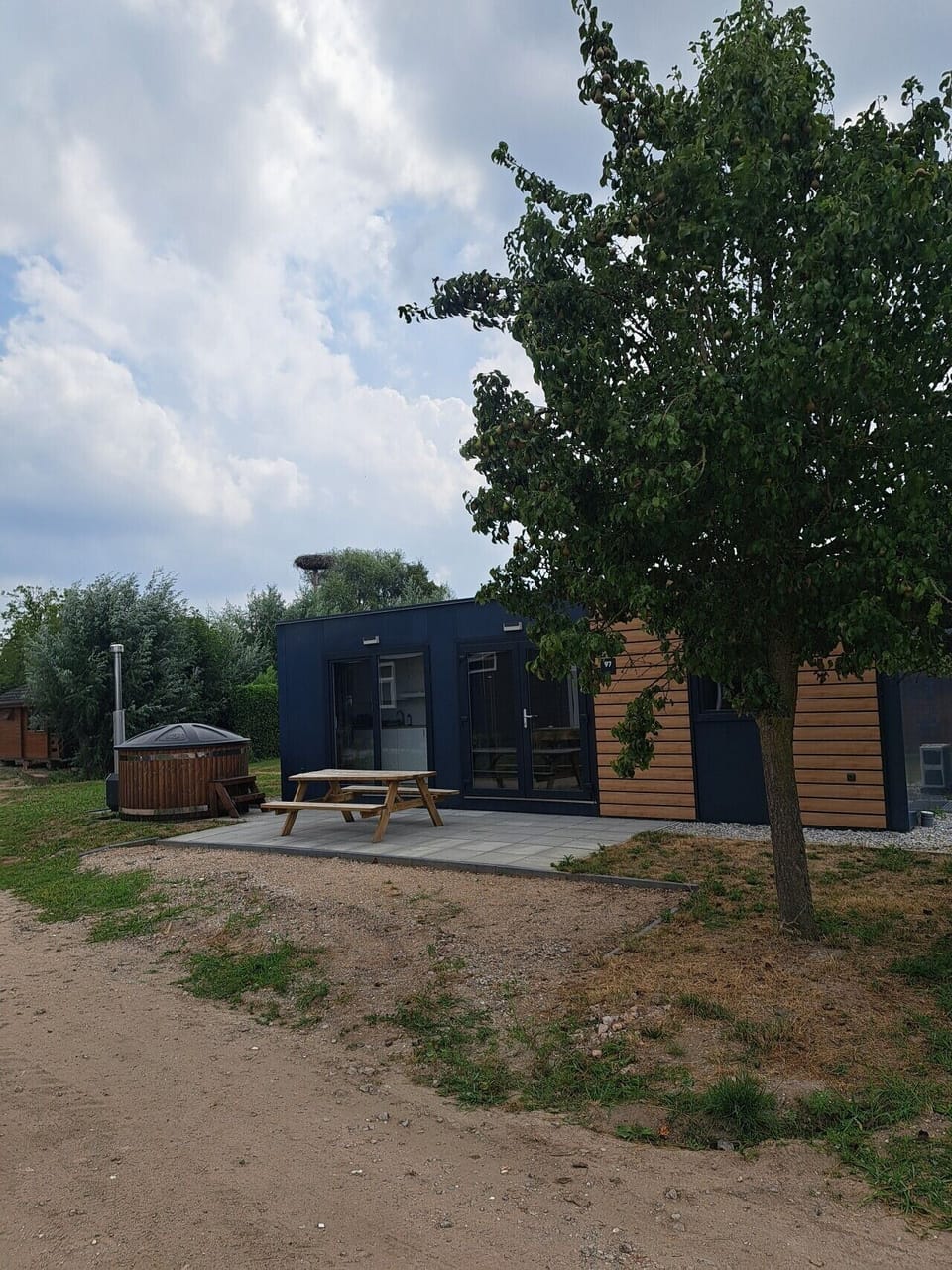 chalet met perenboom