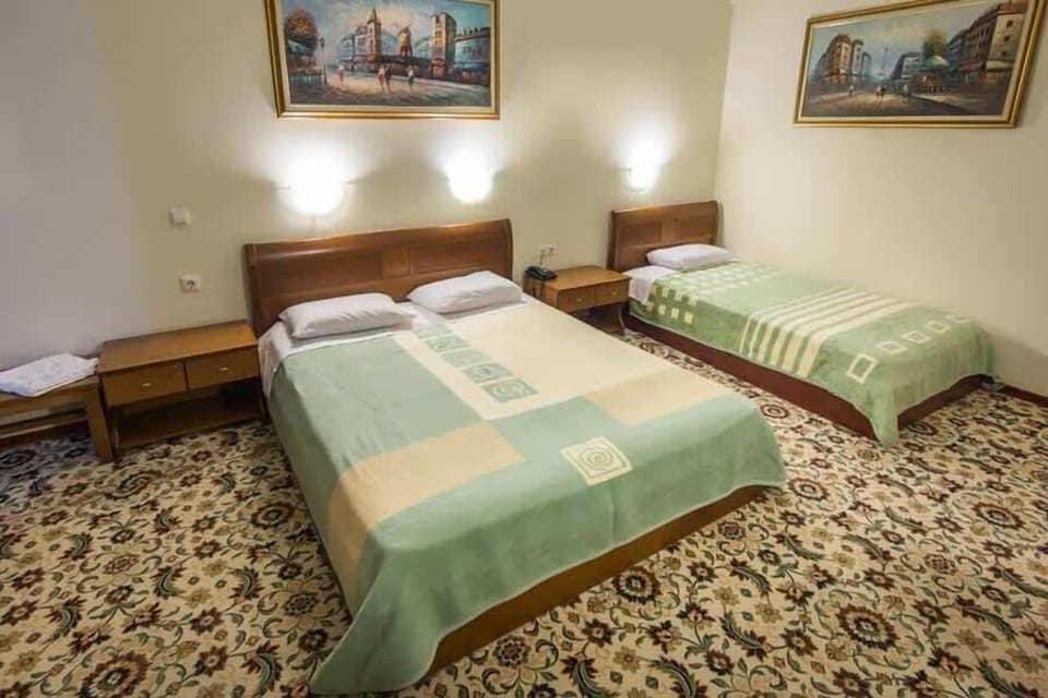 Double bed plus a single one, catering to families or friends