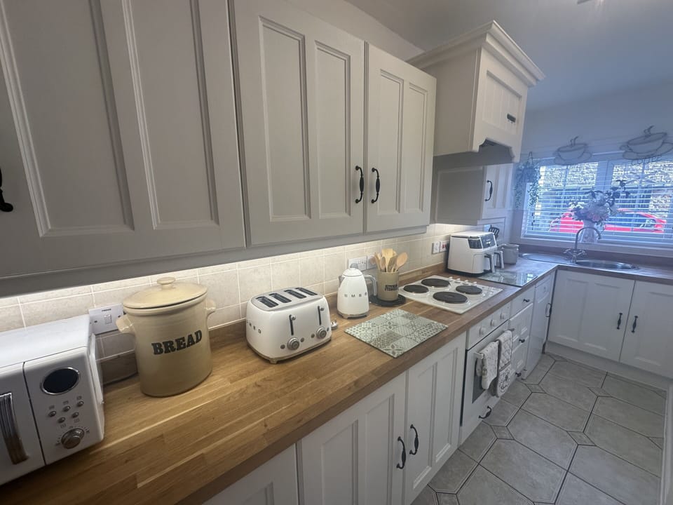 Traditional cottage kitchen with oven/hob/fridge-freezer/dishwasher/air fryer/microwave/toaster/kettle