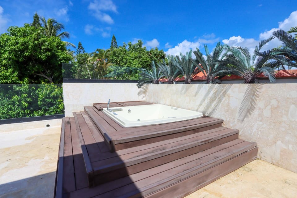Outdoor spa tub