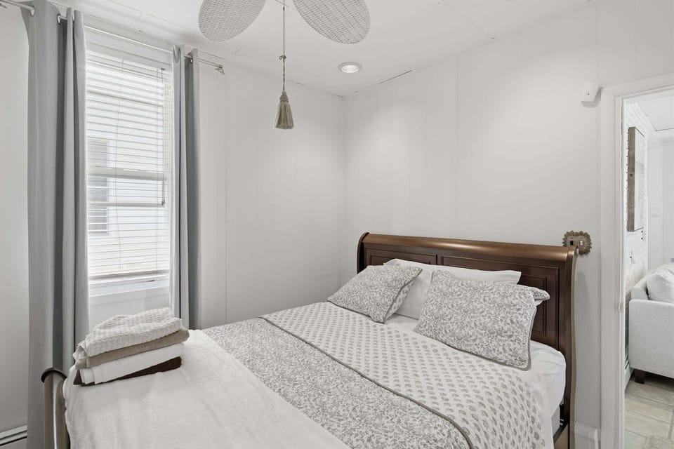 Indoors, Home Decor, Cushion, Furniture, Bed