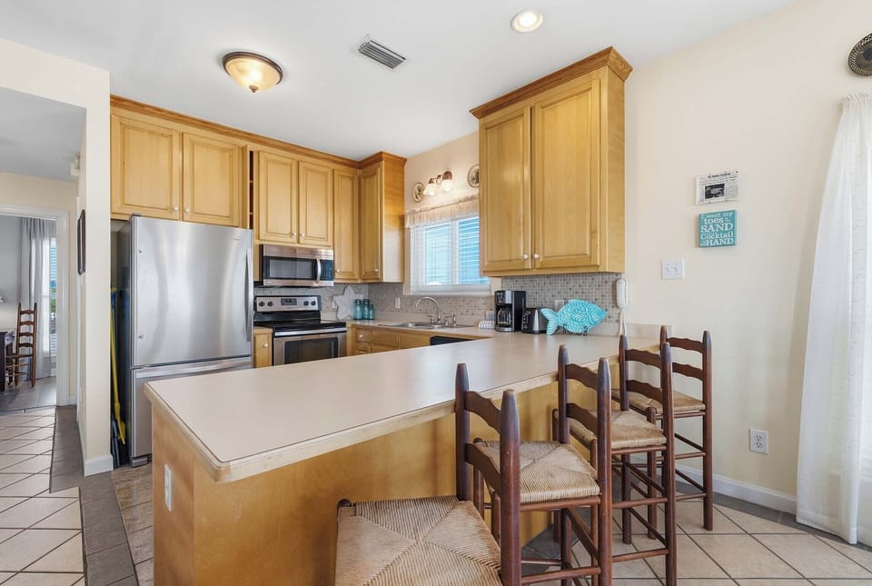 Eat-in kitchen bar seating