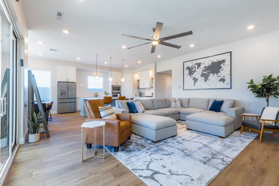 Main Living Area - Plenty of Seating