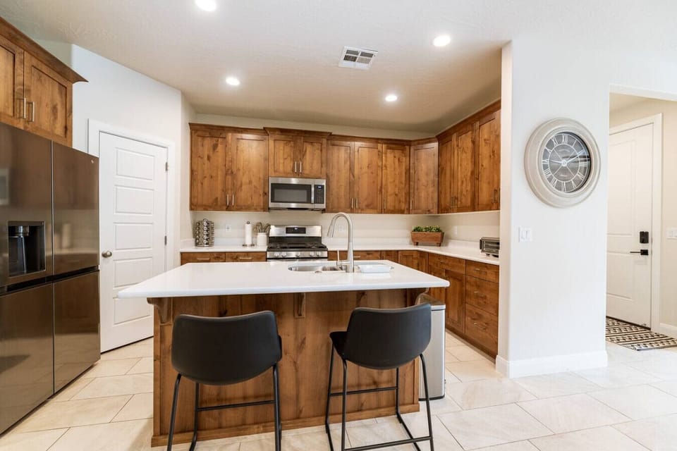 Fully Stocked Kitchen - Stainless Steel Amenities and Island