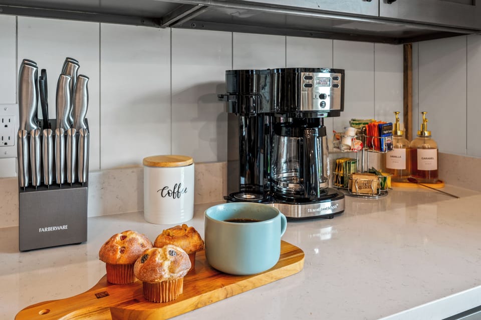 Start your day with ease using the Keurig Duo, perfect for a single cup or a full carafe of coffee.