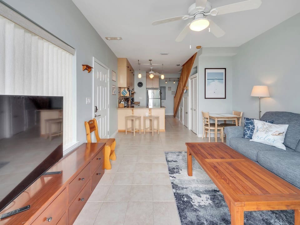 LIVING ROOM TO KITCHEN