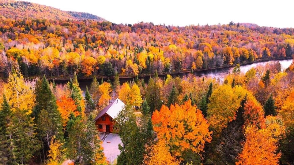Chalet, rivière et montagnes
