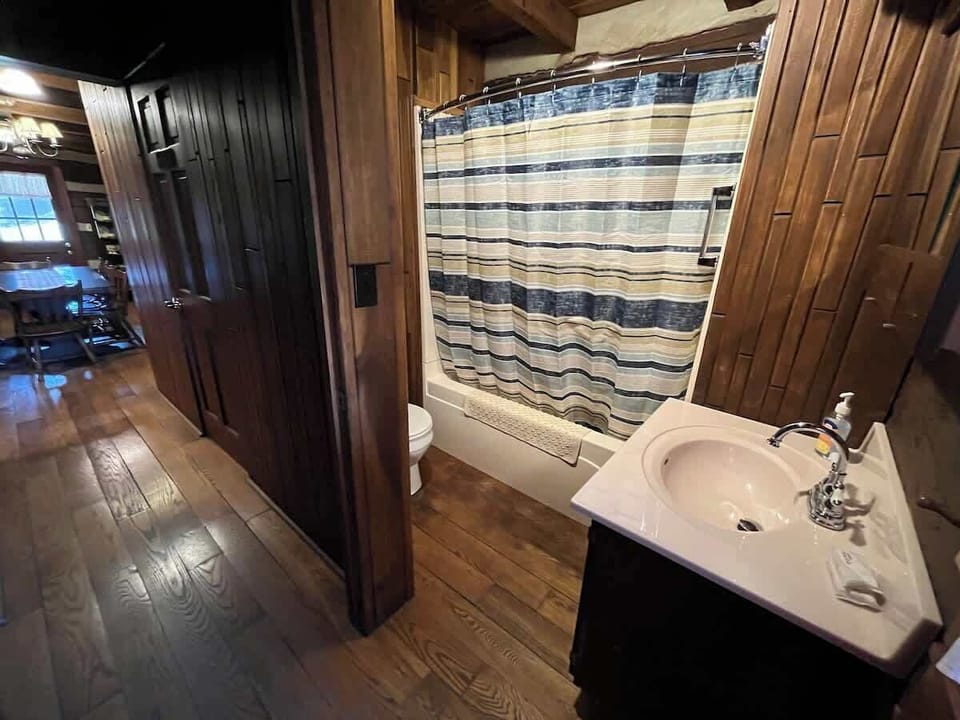 Being attached to a public space, this bathroom is ideal for all guests to use. It is 1 of 3 full bathrooms in Strawberry Inn. 