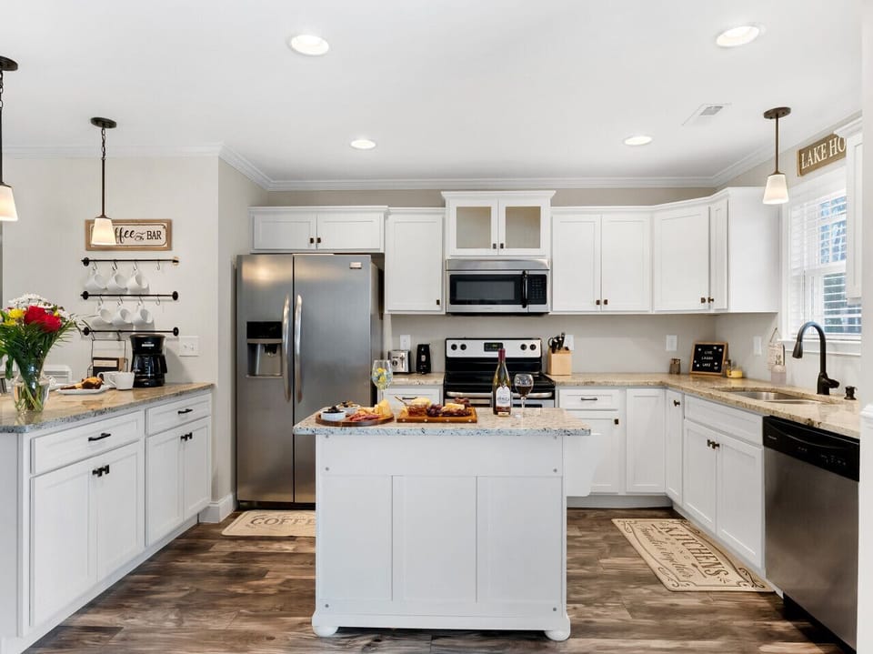 Kitchen | Granite Island | Stainless Steel Appliances