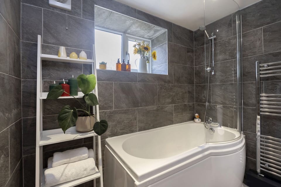 Full Bathroom 1
