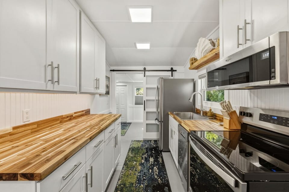 Beautifully renovated galley kitchen!