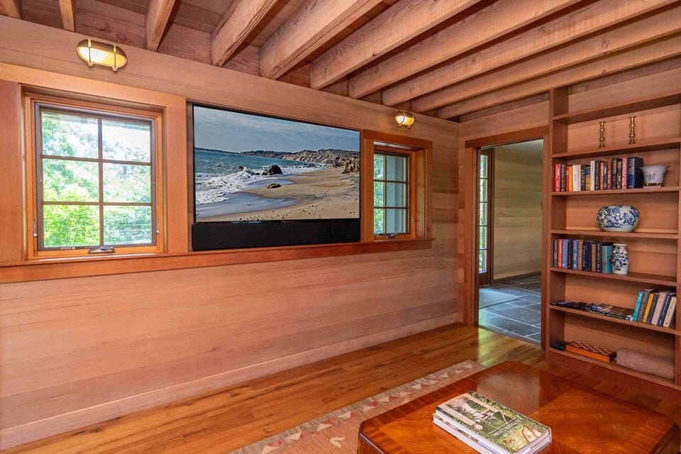 Private guest suite TV room