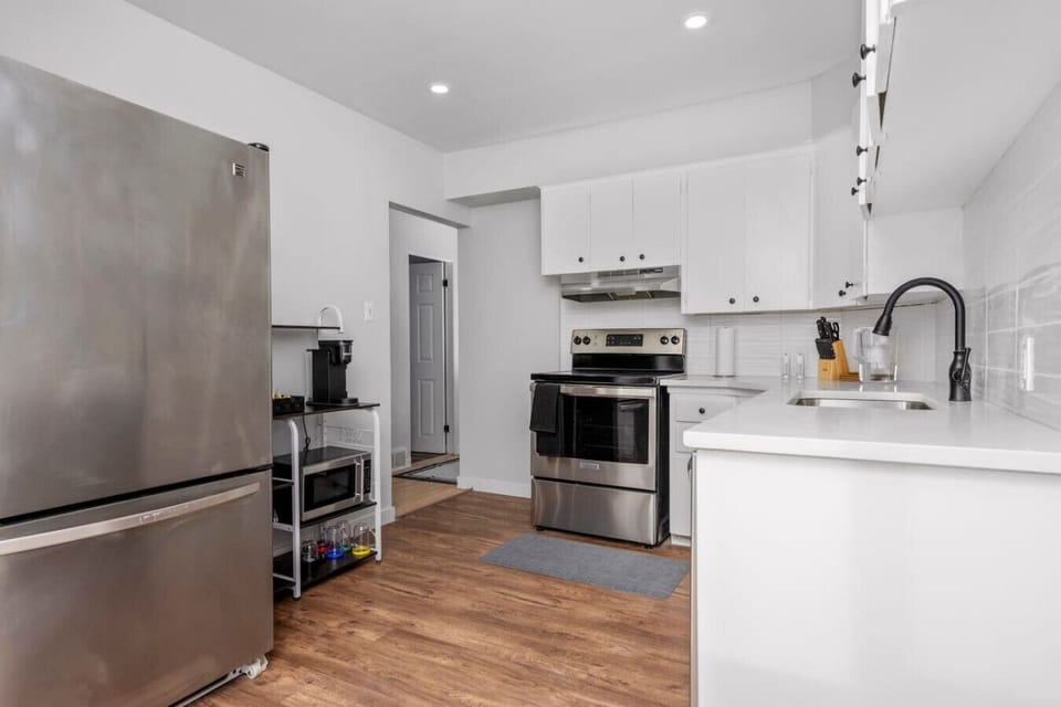 Fully equipped kitchen with stainless steel appliances and modern finishes.